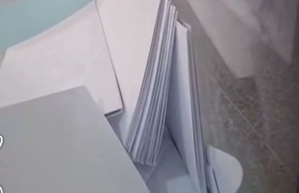 النيابة العامة بطنجة تفتح بحثا قضائيا بشأن فيديو صندوق زجاجي يحتوي على أغلفة بيضاء