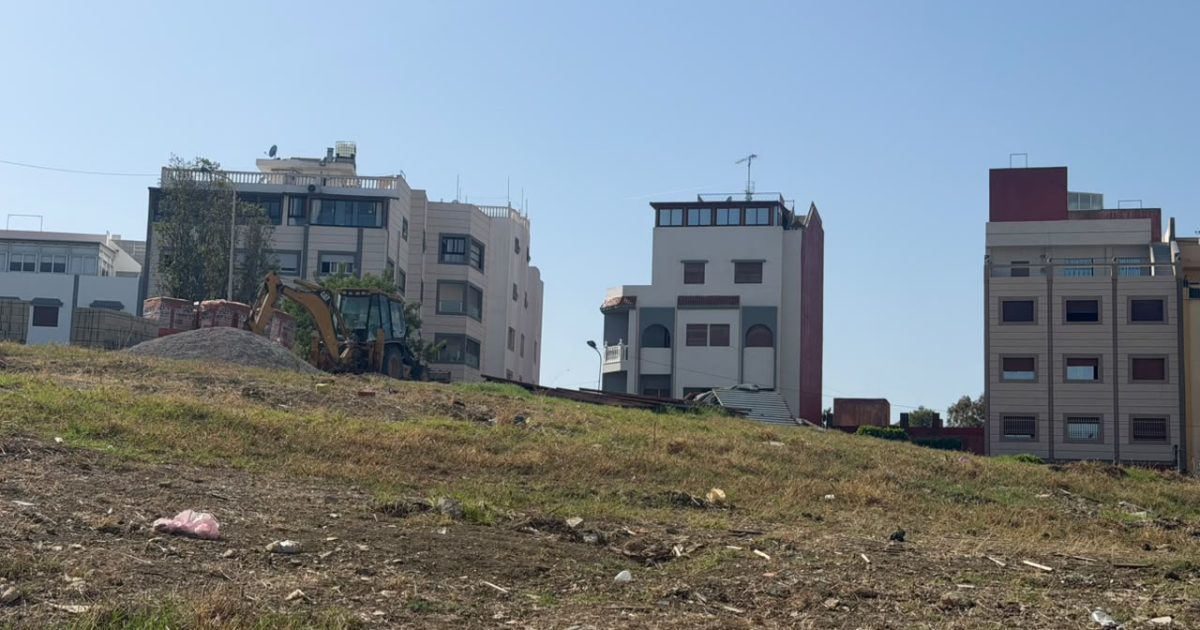 جرافة تبدأ أشغالا مثيرة للجدل... ساكنة البرانص 2 تسأل و جماعة طنجة ليس لديها جواب !!