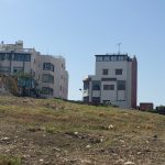 جرافة تبدأ أشغالا مثيرة للجدل... ساكنة البرانص 2 تسأل و جماعة طنجة ليس لديها جواب !!