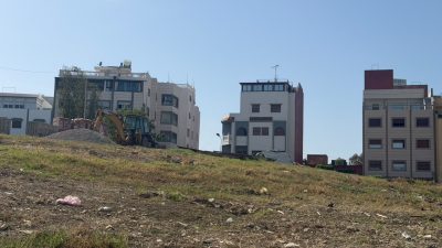 جرافة تبدأ أشغالا مثيرة للجدل... ساكنة البرانص 2 تسأل و جماعة طنجة ليس لديها جواب !!