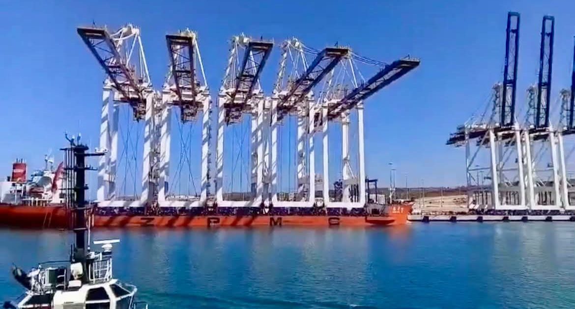 رافعات عملاقة جديدة تصل إلى الناظور غرب المتوسط.. تفاصيل الشحنة الصينية ومواصفات المحطة الشرقية