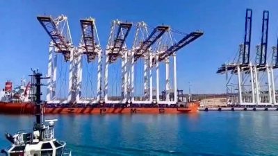 رافعات عملاقة جديدة تصل إلى الناظور غرب المتوسط.. تفاصيل الشحنة الصينية ومواصفات المحطة الشرقية